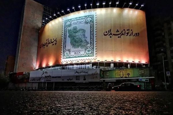 نقش «دور از تو اندیشه بدان» بر میدان ولی عصر(عج) نشست
