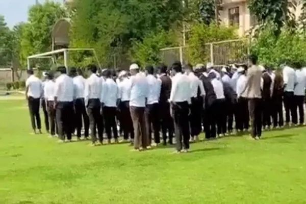 Hindistanlı tələbə universitet şəhərciyində namaz qıldığı üçün həbs edilib