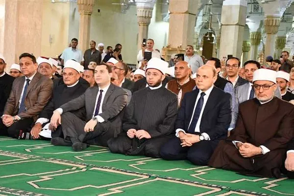 أئمة المساجد يؤدون خطبة الجمعة حول 