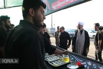 بازدید نماینده رهبر معظم انقلاب در استان سمنان از مواکب خدمت‌رسان به عزاداران شرکت کننده در مراسم تشییع رهبر شهید انقلاب 
