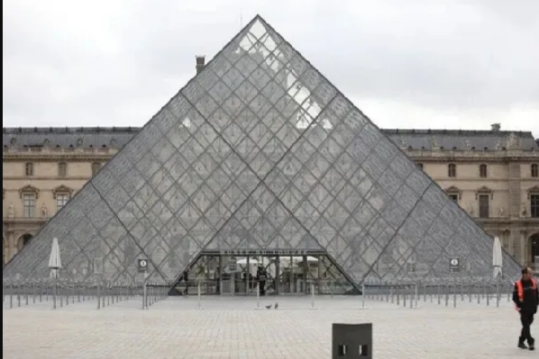 Ausstellung islamischer Kunstwerke im Louvre-Museum in Paris