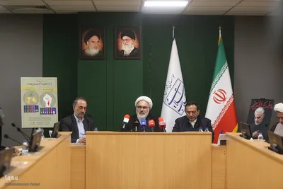 رونمایی از مجموعه مقالات همایش شهید سلیمانی و مکتب انتظار و مقاومت