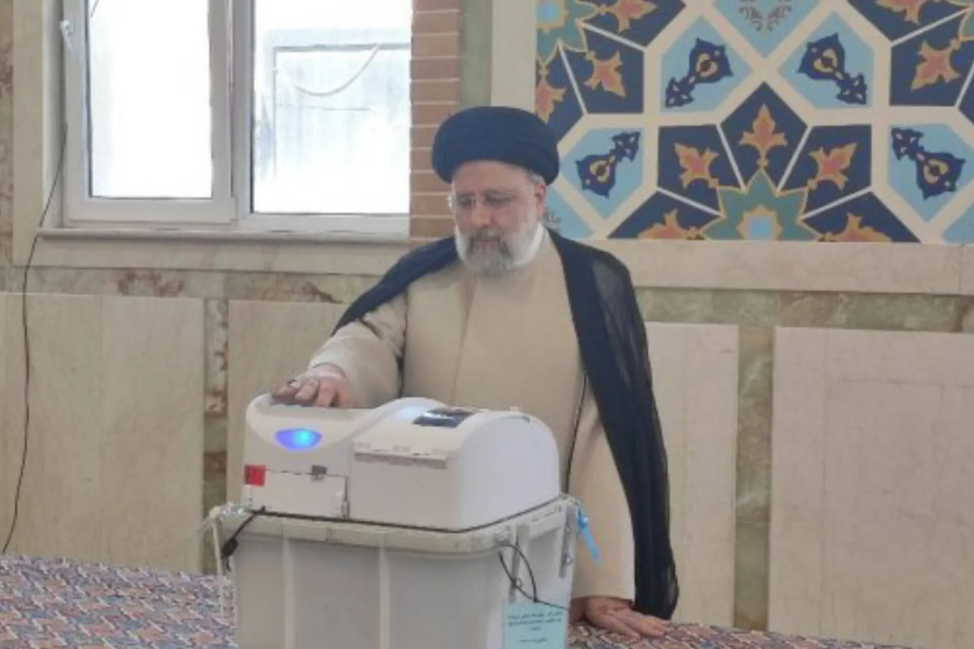 جمهوری اسلامی ایران به معنای واقعی به مردم‌سالاری عمل می‌کند