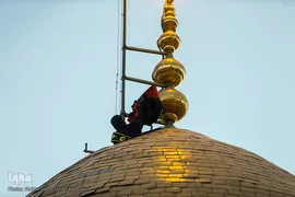 برافراشتن پرچم حرم امام حسین (ع) بر گنبد کربلای ایران