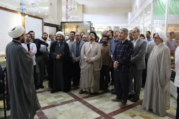 بیش از ۳۰۰ طلبه و دانشجوی خارجی مقیم قم از موزه فاطمی بازدید کردند