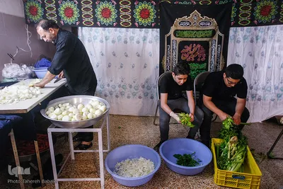 پخت و توزیع غذای نذری در روز اربعین حسینی
