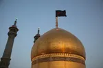 فیلم | اهتزاز پرچم عزای حسینی بر فراز گنبد منور کریمه اهل بیت(ع)