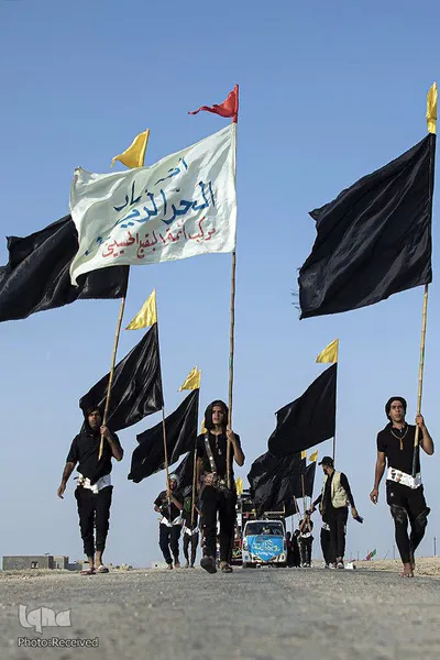 با زائرین پیاده روی اربعین حسینی