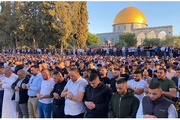 Solat Jumaat di Masjid Al-Aqsa dengan penyertaan 4,000 orang Palestin