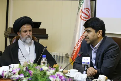 از راست عیسی علیزاده، معاون فرهنگی جهاددانشگاهی، حجت‌الاسلام والمسلمین سیدمهدی سیدمحمدی، سرپرست معاونت فرهنگی سازمان بهزیستی کشور در مراسم اختتامیه طرح «مشکوة»