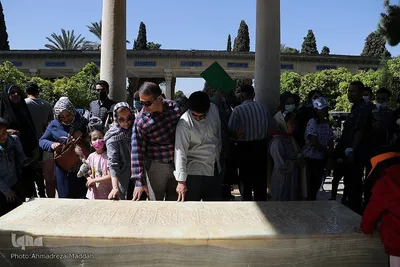 بازدید مسافران نوروزی از آرامگاه حافظ‎‎