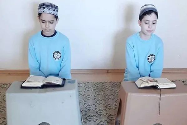 10 yaşındaki iki çocuk 8 ayda hafız oldu