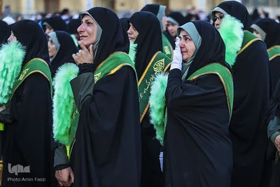 اهتزاز پرچم عزا بر فراز گنبد فيروزه‌اي آستان شاهچراغ(ع)
