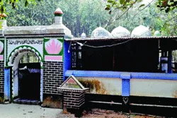 ঐতিহাসিক লালদীঘি ৯ গম্বুজ মসজিদ