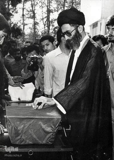 سیدعلی خامنه‌ای از تولد تا رهبری