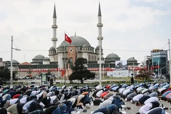 Türkiyə parlamentində Cümə namazında iştirak üçün məzuniyyət təklifi müzakirə olunur