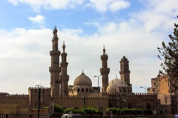 Ang Iskolar ng Al-Azhar ay Nagbabala Laban sa Baluktot na Onlayn na mga Bersiyon ng Quran