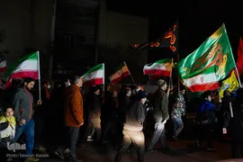 تجمع شبانه مردم در سوگ رهبر شهید