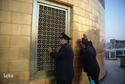 تعویض پرچم گنبد حرم مطهر رضوی در آغاز ماه محرم‎