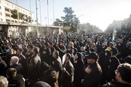 تجمع خودجوش مردم عزادار تهران در میدان انقلاب