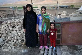 پیرزنی با نوه هایش در روستای سرابلو که درخواست کانکس داشت