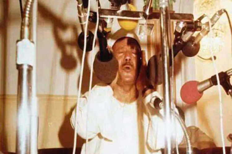 আব্দুল বাসিতের সুললিত কণ্ঠে কুরআন তিলাওয়াত