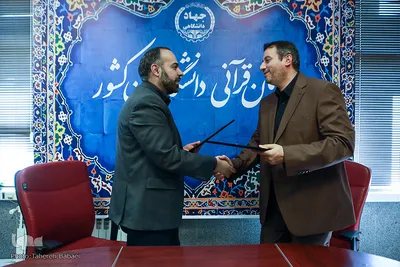 از راست سیدمحمدجواد شوشتری، رئیس سازمان قرآنی دانشگاهیان کشور و سیدمجتبی امامی، معاون پژوهشی دانشگاه امام صادق(ع) 