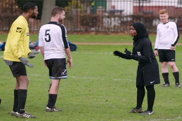 İngiltərənin ilk hicablı futbol hakiminə Britaniya İmperiyasının nişanı verilib