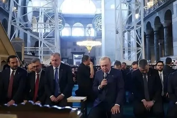 Cumhurbaşkanı Erdoğan fethin yıl dönümünde Ayasofya'da Kur'an okudu