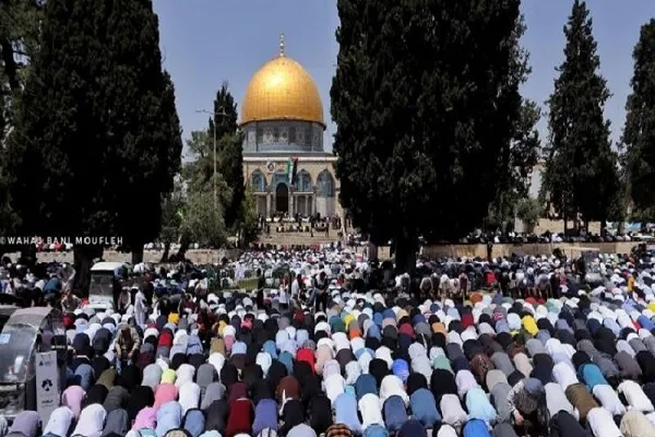په الاقصی جومات کې د زرګونو فلسطینیانو په ګډون سره د جمعې لمونځ تر سره شو