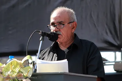 پرویز پرستویی در مراسم تشییع جنازه عزت الله انتظامی