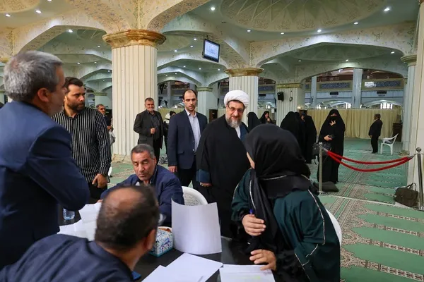 بازدید امام جمعه تبریز از «میز خدمت» مستقر در مصلی