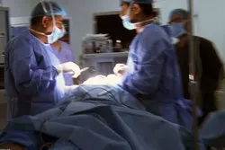Medizinisches Personal der Al-Kafeel Spezialklinik ändert Stimme eines Patienten durch einzigartige Operation