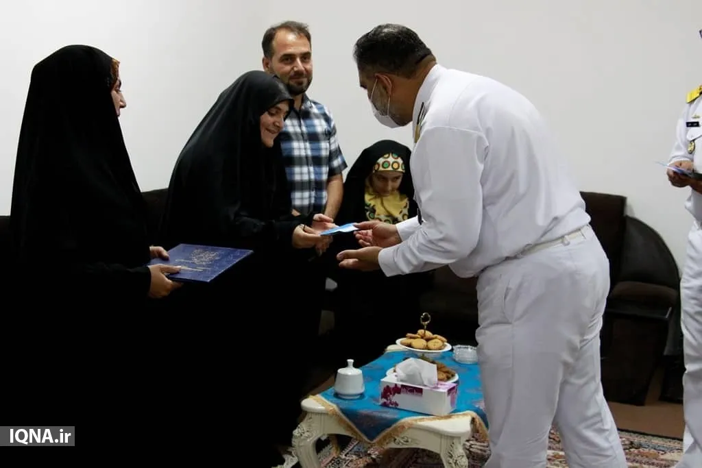 تجلیل فرمانده نداجا از بانوی قرآنی مسابقات آجا در بوشهر + عکس
