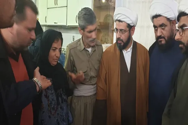 دیدار رئیس سازمان دارالقرآن با خانواده «آزاد و فرهاد»؛ کولبرانی که جان خود را برای خانواده از دست دادند