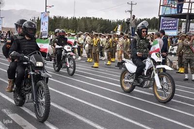 رژه نظامی سربازان و نیروهای دلاور مردان نظامی در بیرجند به مناسبت روز ارتش