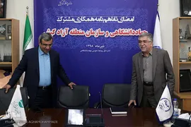 از راست سید حمیدرضا طیبی، رییس جهاددانشگاهی و غلام‌حسین مظفری، مدیرعامل سازمان منطقه‌ آزاد کیش در مراسم امضای تفاهم نامه همکاری‌ میان جهاددانشگاهی و سازمان منطقه‌ آزاد کیش