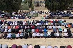 Des milliers de personnes prient à Al-Aqsa malgré les restrictions israéliennes