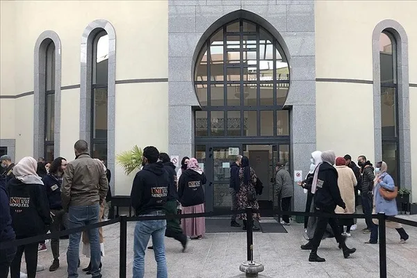 Fransa'da gönüllü Müslüman gençler camilere dijital bağış uygulaması geliştirdi