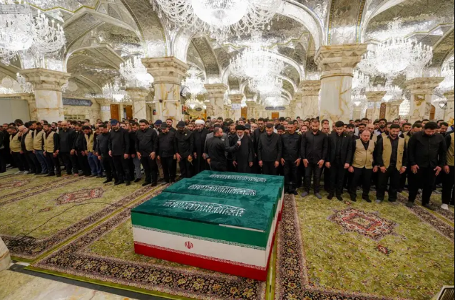 Verrichtung des Gebets für das Märtyrer-Oberhaupt der islamischen Gemeinschaft im heiligen Schrein von Imam Ali (a.s.)
