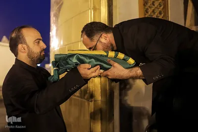 مراسم تعویض پرچم گنبد مطهر حرم امام رضا(علیه‌السلام)