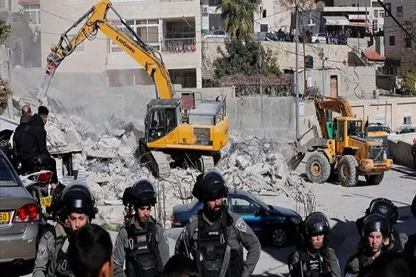 İsrail Filistinlilere ait binaları yıktı, araçlara el koydu