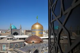 آیین تعویض پرچم گنبد منور رضوی در روز میلاد امام رضا(علیه‌السلام)