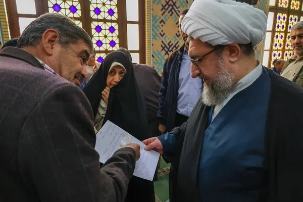 بازدید امام جمعه تبریز از «میز خدمت» مستقر در مصلی