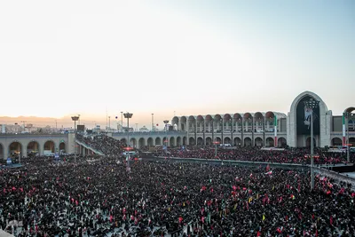 اقامه نماز بر پیکر مطهر رهبر شهید و خانواده ایشان به امامت آیت‌الله العظمی سبحانی 