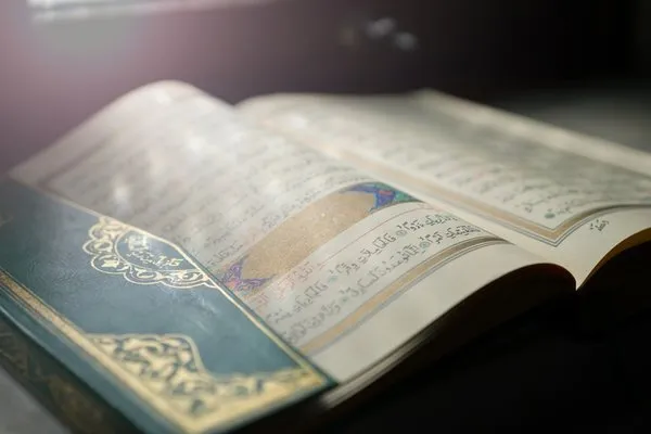 Qurana itaət etmək insanın saədətə çatmağının amillərindəndir
