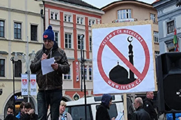 Paris, laikliği Müslümanlara baskı yapma bahanesi olarak kullanıyor