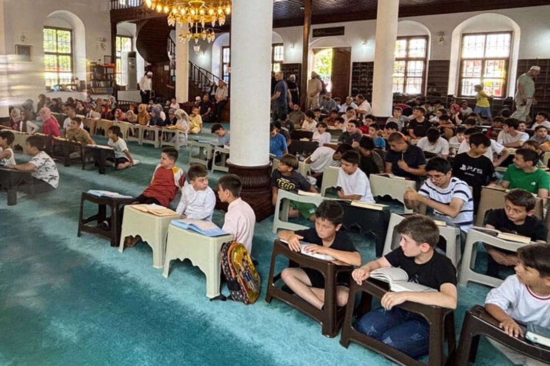 150 öğrenci 10 dakikada hatim yaptı 150 öğrenci 10 dakikada hatim yaptı