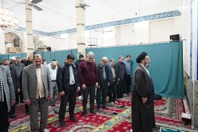 حضور رئیس شورای سیاست‌گذاری ائمه جمعه کشور در جمع نمازگزاران لرستانی