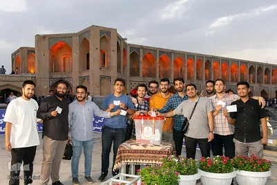 جشن انتخابات در پل خواجوی اصفهان